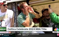 😮虽迟但到！绿军夺冠游行中 球迷高喊“F*ck Kyrie”