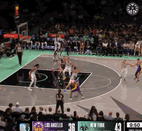 你在WNBA 职业生涯的第一次首发中得到了多少分？李月汝3投1中仅得到3分2篮板2助攻 
